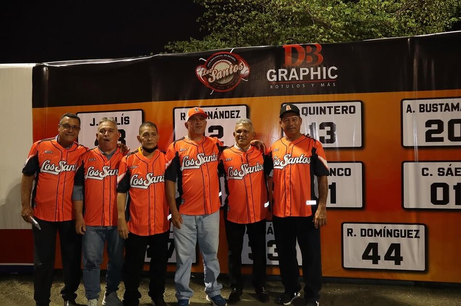 Los Santos rinde tributo a sus leyendas y retira sus números