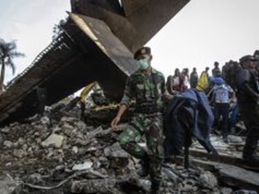 Indonesia: Avión militar cae en ciudad de Medan