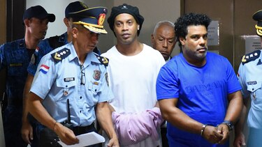 Ronaldinho cumple el lunes un mes en una prisión en Paraguay
