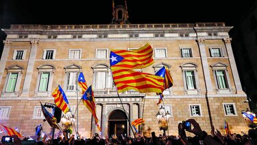Rajoy destituye al gobierno catalán y llama a elecciones