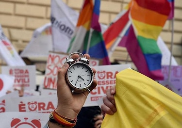 Batalla en Italia por la ley para reglamentar uniones civiles homosexuales