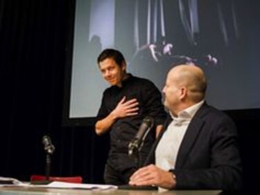 Una foto de una pareja homosexual en Rusia gana el World Press Photo
