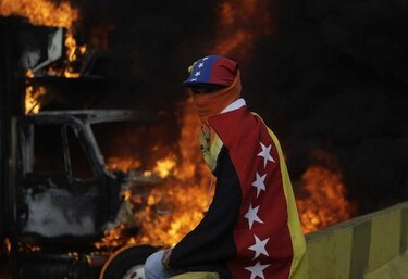 Opositores incendian camiones en Caracas; Policía los reprime