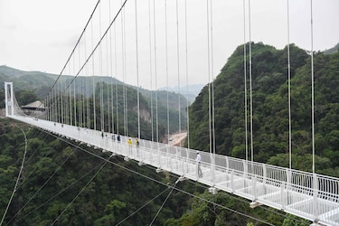 Un puente de cristal de 632 metros de largo sobre una selva