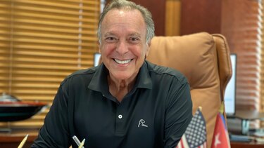 El magnate cubano que desafía a Trump con incendiarios mensajes en vallas publicitarias en Miami