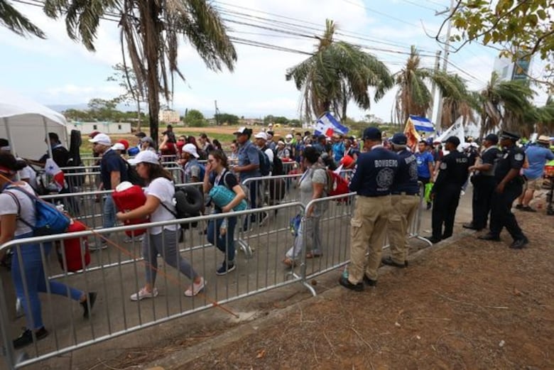 Papa a jóvenes: 'No basta estar todo el día conectado para sentirse amado'