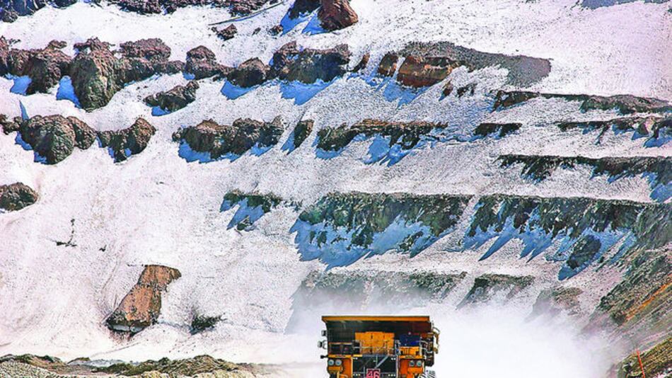 Multan a minera por daños