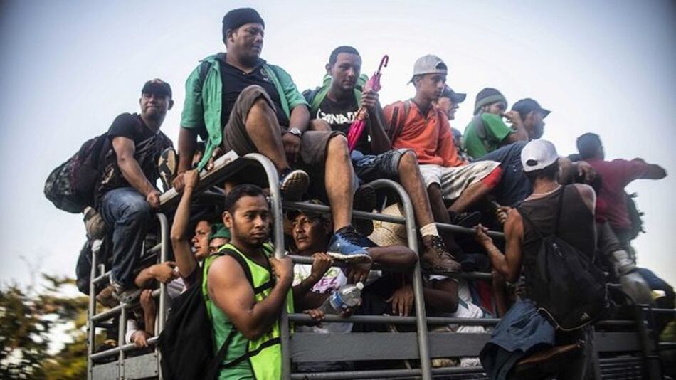 Trump evaluaría imponer veto migratorio para frenar migrantes