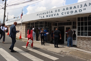 Fiscalía Electoral inspecciona buses pero no logra ubicar a la alcaldesa Stefany Peñalba