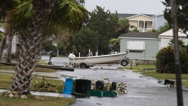 Michael se degrada a tormenta tropical tras sembrar devastación en Florida