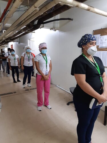Personal de salud recibe parte del dinero que se le adeudaba