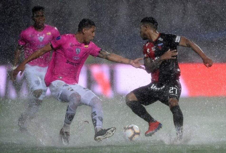 Detienen por 30 minutos la final de la Sudamericana por la fuerte lluvia