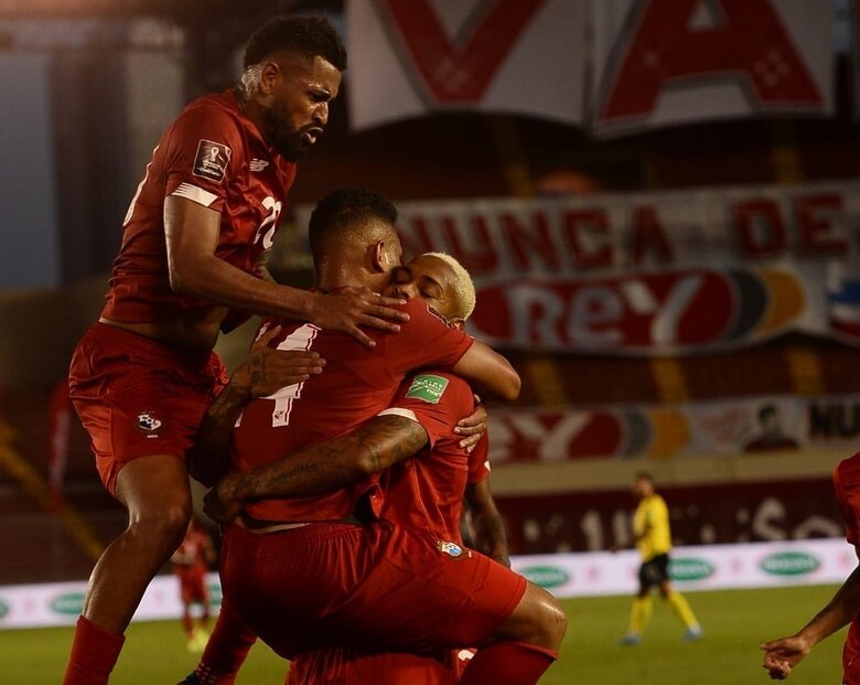 Panamá se repone otra vez de una desventaja y vence a Jamaica 3-2