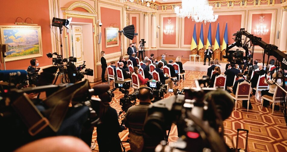 Presidente de Ucrania pide no sembrar el pánico; Macron y Putin defienden desescalada