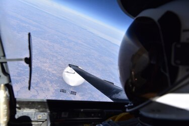 El Pentágono publica una foto del globo espía chino tomada desde un caza