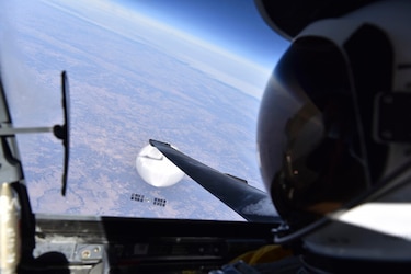 El Pentágono publica una foto del globo espía chino tomada desde un caza