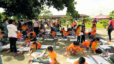 Niños y jóvenes veragüenses pintan al estilo de Modigliani