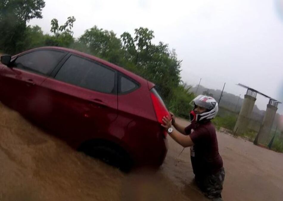 Vías anegadas en diferentes sectores de la capital por fuertes lluvias