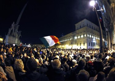 Multitudes en Roma celebran por salida de Berlusconi