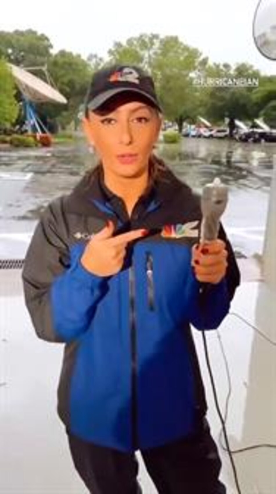 Una reportera protegió su micrófono con un condón en una transmisión en directo sobre el huracán Ian