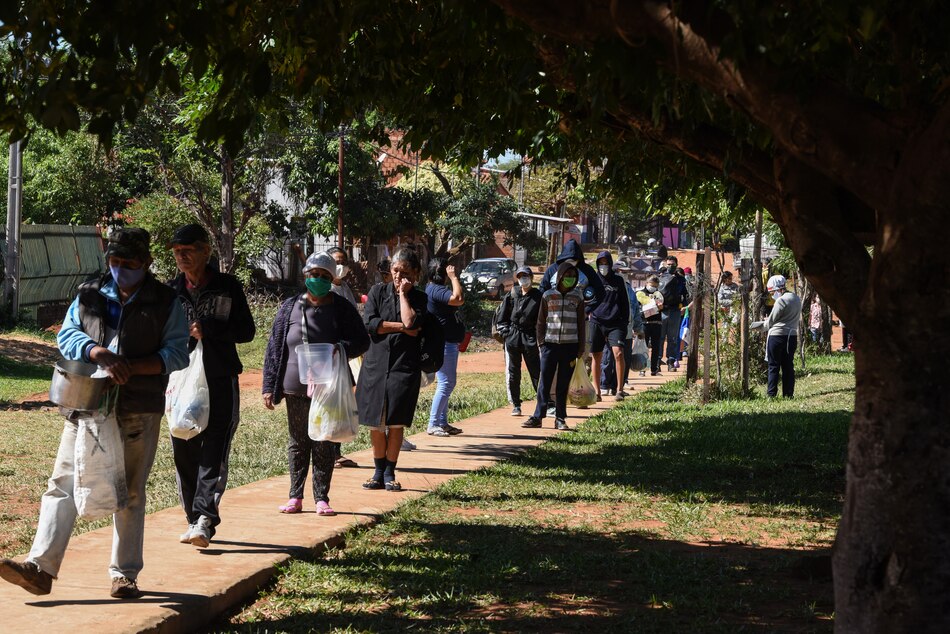 Presidente de Paraguay destituye a jefe militar por cruces en frontera con Brasil