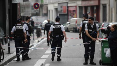 Policía libera ilesos a dos rehenes y detiene a captor en París