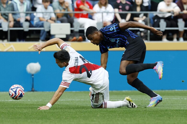 Mundial de Clubes: Dumfries y Acuña fueron protagonistas de un final bochornoso