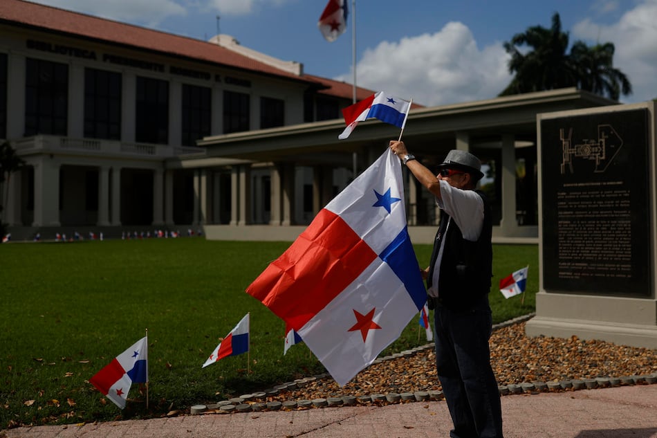 Siembra de banderas en defensa del Canal
