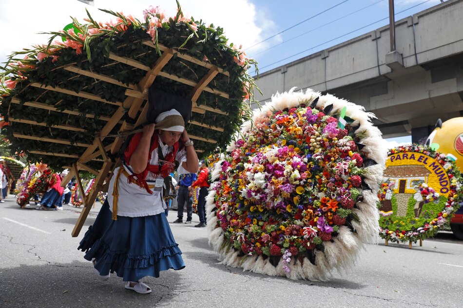 Medellín brilla con sus silleteros desfilando en el colorido cierre de la Feria de las Flores
