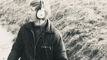 'Encontré una espada con una mano empuñándola'