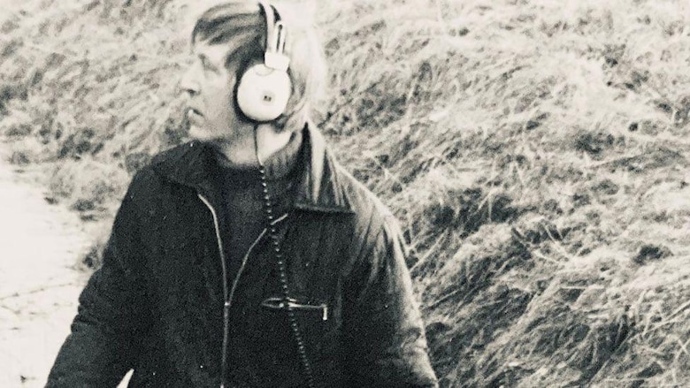 ‘Encontré una espada con una mano empuñándola’