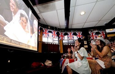 Estadounidenses celebran la boda real de costa a costa