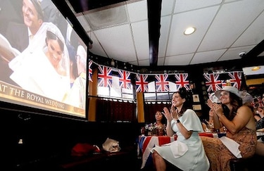 Estadounidenses celebran la boda real de costa a costa