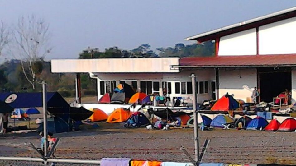 Mil 600 cubanos permanecen en hangar ubicado en Paso Canoa
