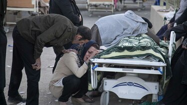 Potente sismo entre Irán e Irak deja más de 330 muertos
