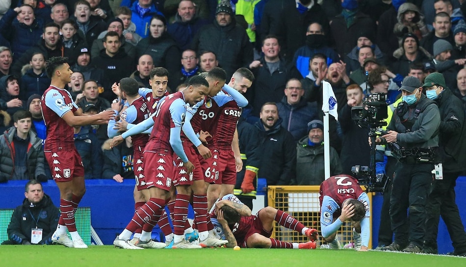 Dos jugadores del Aston Villa son golpeados por una botella en campo del Everton