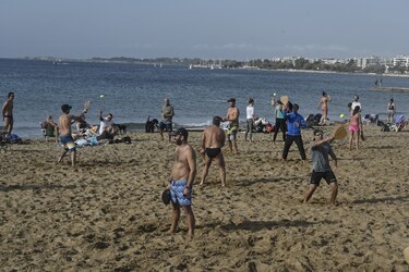 Una ola de calor saca a los griegos del confinamiento