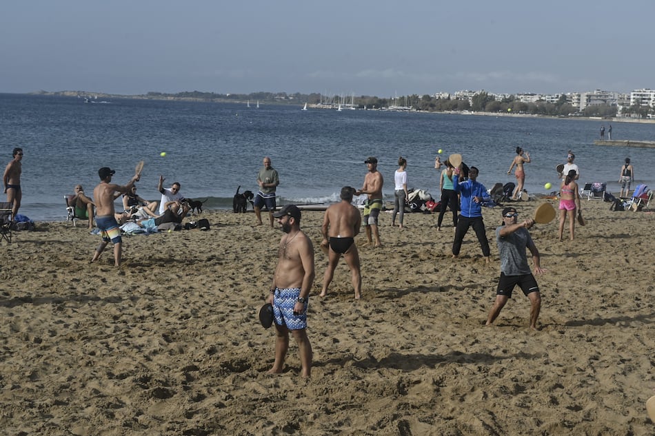 Una ola de calor saca a los griegos del confinamiento