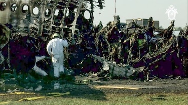 Recuperan las cajas negras del avión incendiado en Moscú