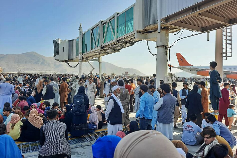 Diplomáticos y otros extranjeros esperan en el aeropuerto de Kabul su evacuación