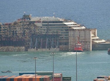 Concluyen operaciones para amarrar el Costa Concordia en Génova