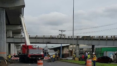 Evalúan estructura del puente de San Antonio tras colisión de camión