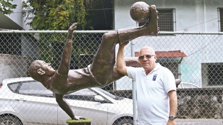 Rescatan la estatua de Luis Tejada, tributo a una leyenda del fútbol