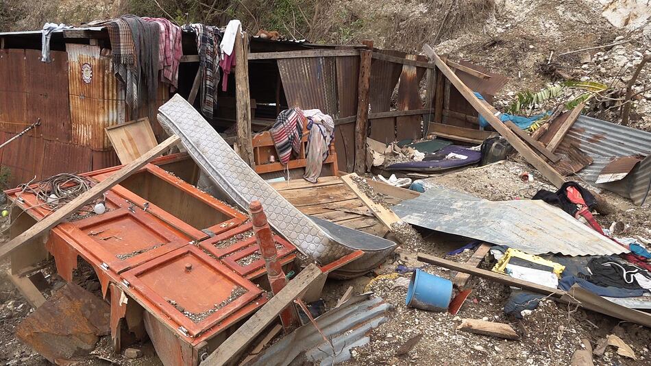 Lisa destruye residencias y postes de electricidad a su paso sobre Belice