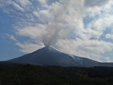 Volcán Pacaya mantiene fuerte fase eruptiva con ceniza y lava en Guatemala