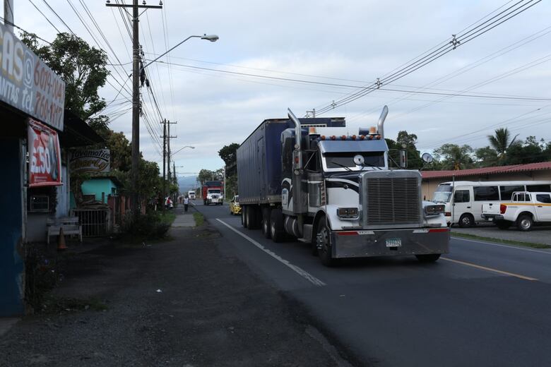 Bocas del Toro sigue bloqueado; turistas y residentes improvisan para movilizarse