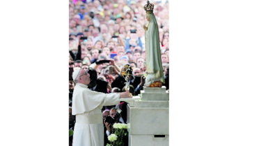 El papa ante la virgen de fátima