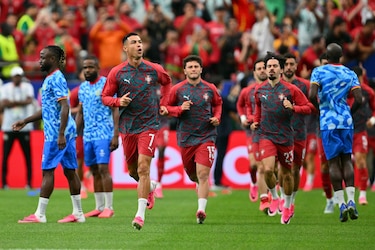 Portugal inicia su ruta hacia el título frente a una selección que vuelve después de 52 años