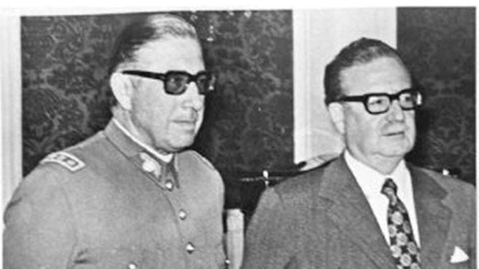 Piden exhumar los restos de Salvador Allende