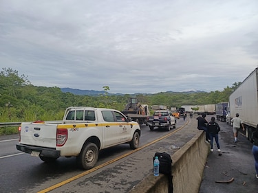 Se registra tráfico lento en El Piro, Policía Nacional logra reabrir la vía